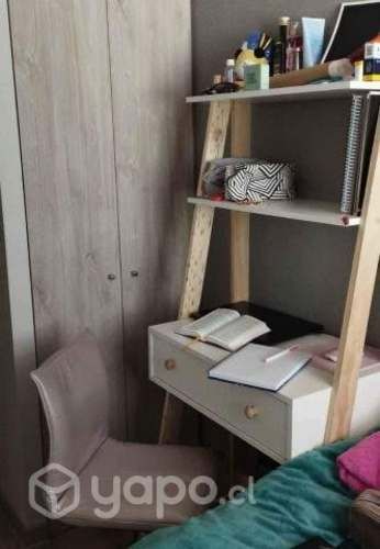 Escritorio con repisas y silla