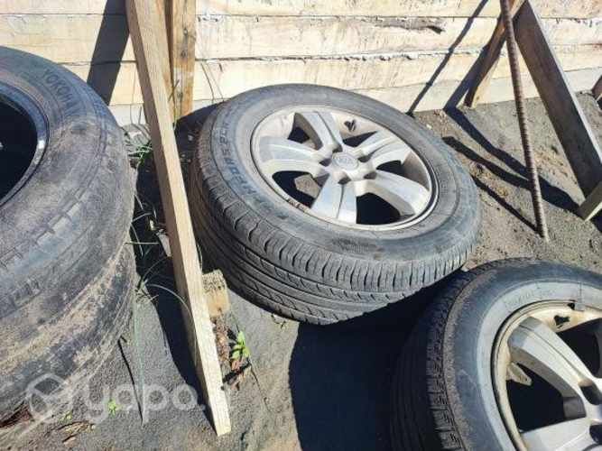 Se venden llantas con neumático