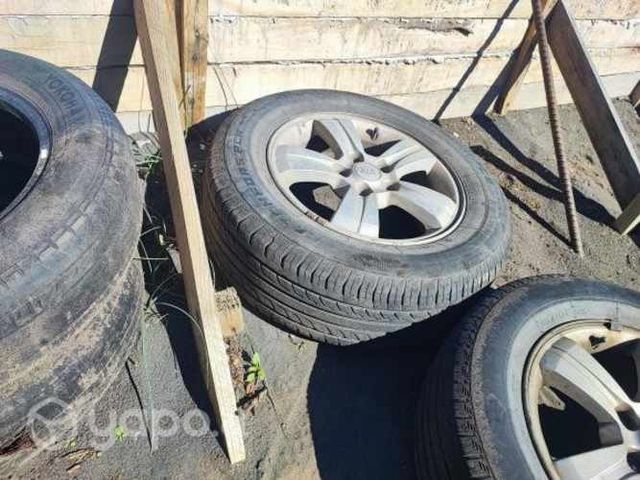 Se venden llantas con neumático