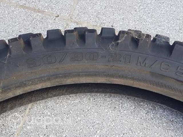 Neumatico moto pirelli todo terreno delantero