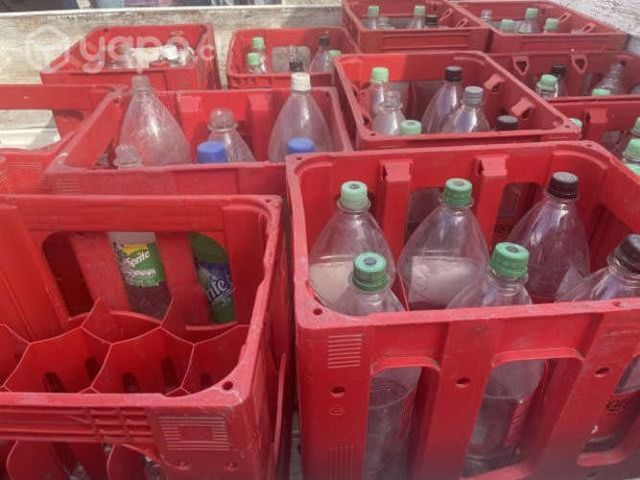 Cajas con envases de bebidas Vacío