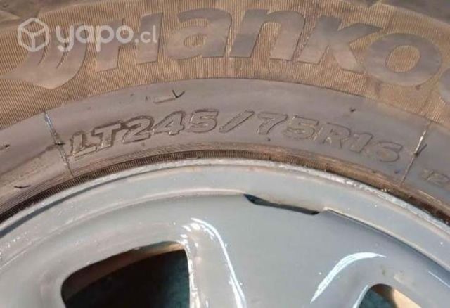 Vendo 2neumaticos con llantas para camioneta clavo