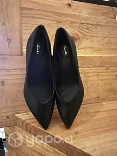 Zapato negro taco medio