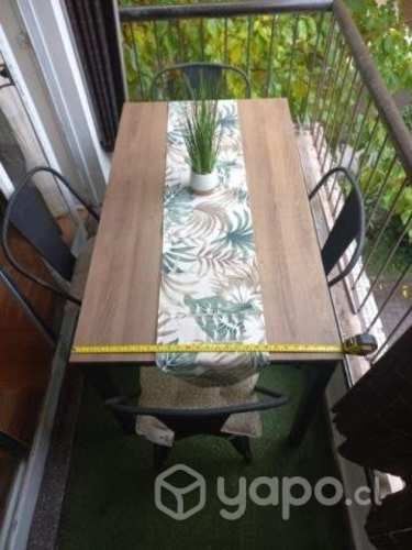 Mesa y sus 4 sillas en venta