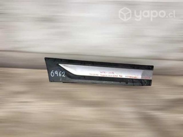Moldura puerta tras rh mitsubishi outlander 16-20