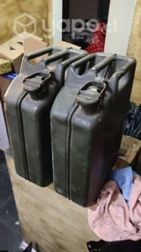 Antiguos bidones metálicos