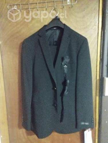 terno color negro en buen estado