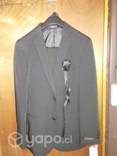 terno color negro en buen estado