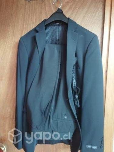 terno color negro en buen estado