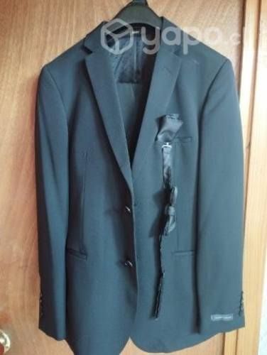 terno color negro en buen estado