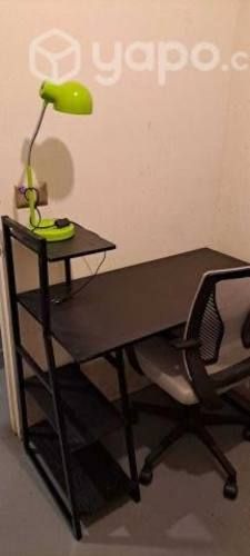 Escritorio con silla y lámpara