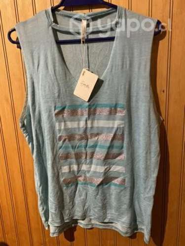 Poleras nuevas con etiqueta