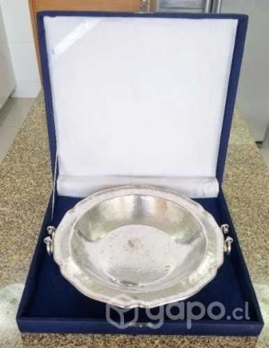PLAQUÉ fuente circular con manillas. Elegante caja