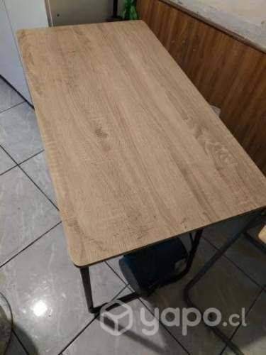 Escritorio, mueble cocina y una mesa