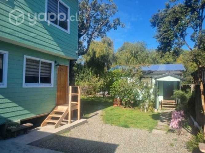 Vendo Parcela dentro de la Ciudad 950mt2 con 2 Casas, 3 Cabañas. Total: 10 Dormitorios, 5 Baños