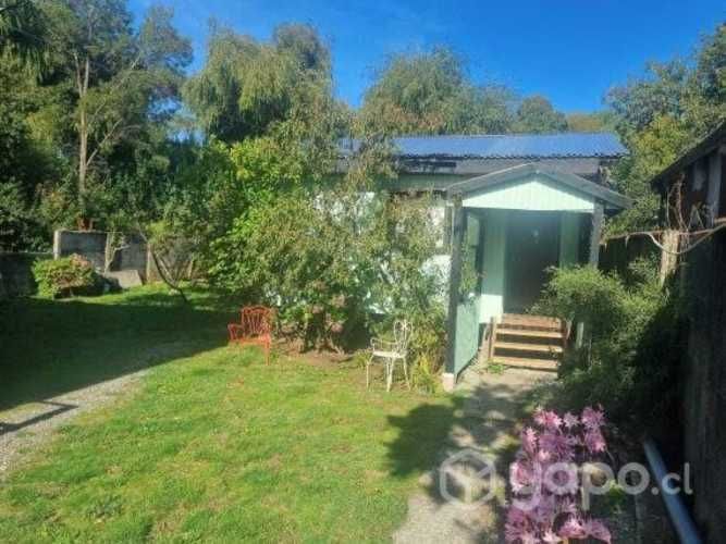 Vendo Parcela dentro de la Ciudad 950mt2 con 2 Casas, 3 Cabañas. Total: 10 Dormitorios, 5 Baños