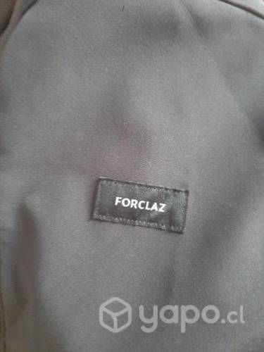 Casaca negra marca Forclaz seminueva