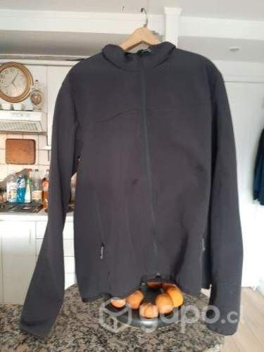 Casaca negra marca Forclaz seminueva