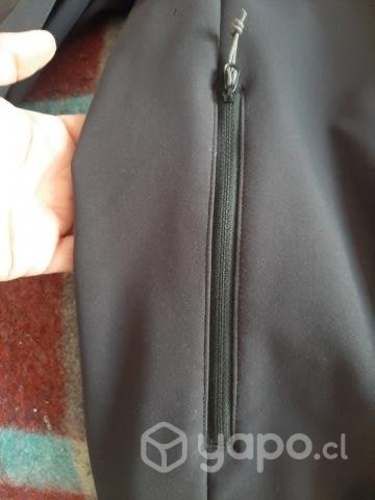 Casaca negra marca Forclaz seminueva