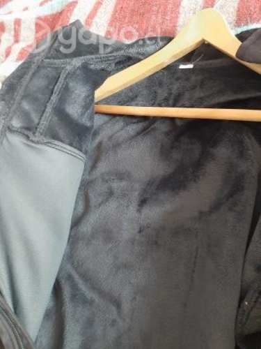 Casaca negra marca Forclaz seminueva