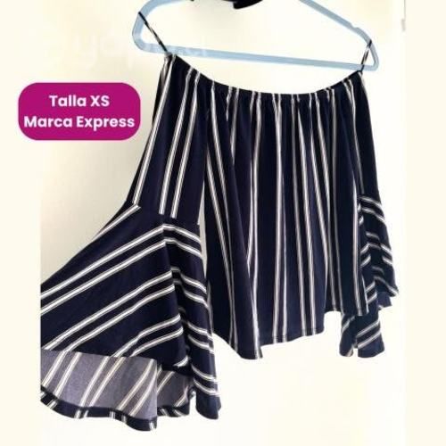 Blusa azul sin hombros, con mangas anchas