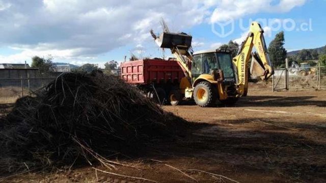 Retroexcavadora y camion