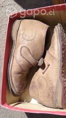 Zapatos de niño antiguos con su caja