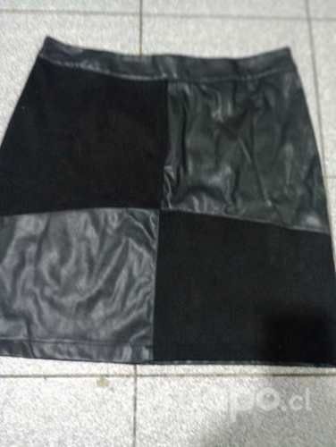 Falda cuero con aplicación de gamuza