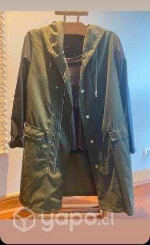 Abrigo verde militar con mangas de cuero negras