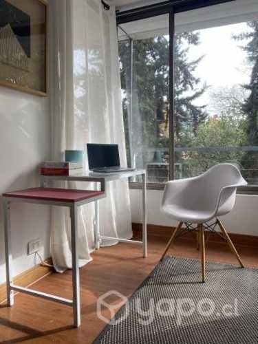 Escritorio de fierro y silla modelo Eames