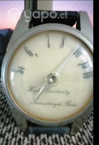 Radio antigua transistorizada con forma de reloj