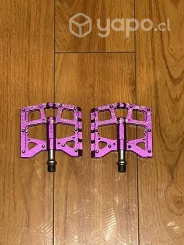 Pedales morados MTB