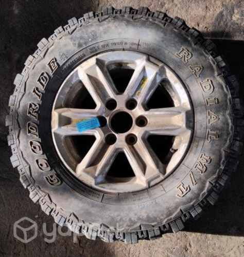 Llanta Aluminio Detalle Con Neumático 245 75 R16