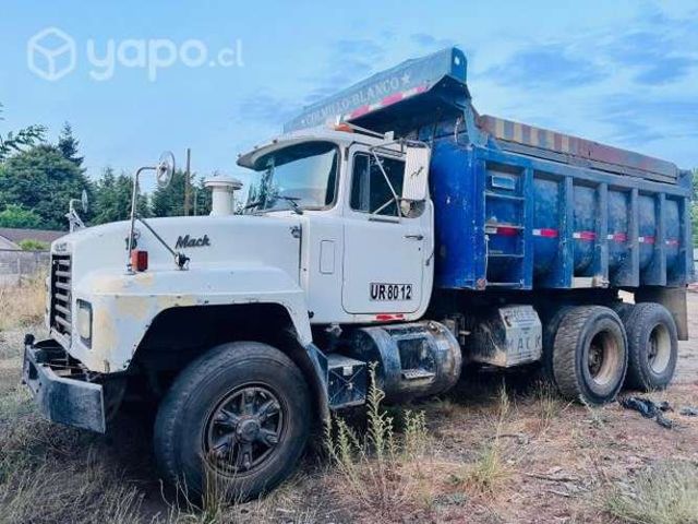 Camion tolva mack