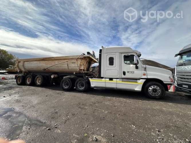Camión Freightliner Casc125 con tolva tremac