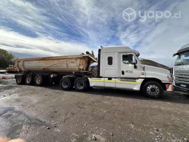 Camión Freightliner Casc125 con tolva tremac