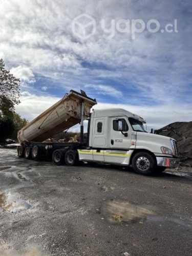 Camión Freightliner Casc125 con tolva tremac