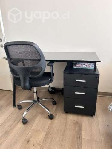 Mesa y silla de escritorio