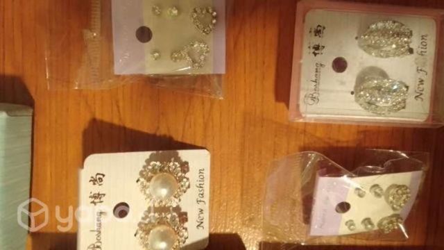 Accesorios aros collares pinches y labial de fruti