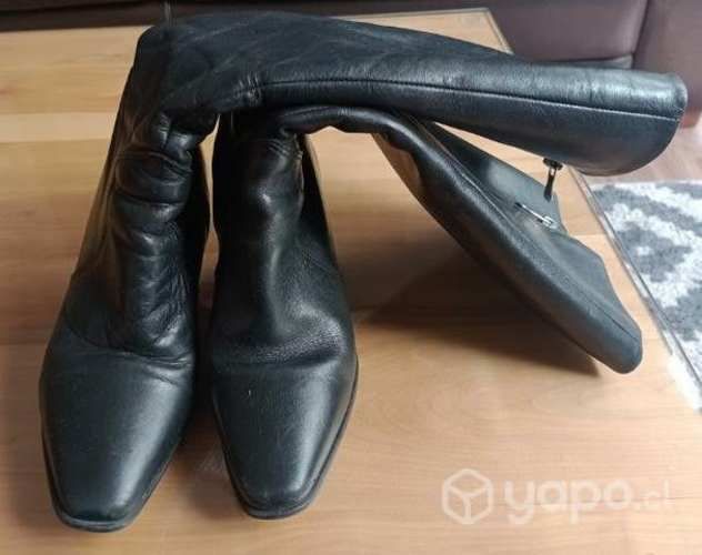 Botas de cuero talla 35 marca Pollini, buen estado