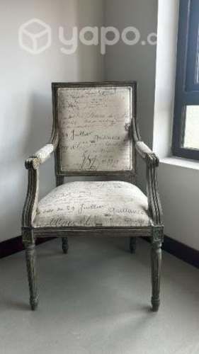 2 Sitiales iguales de madera Tapiz color crudo