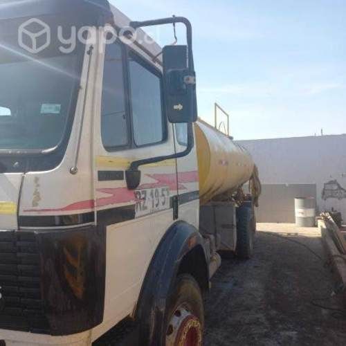 Camión camión Aljibe Mercedes Benz 1992 operativo