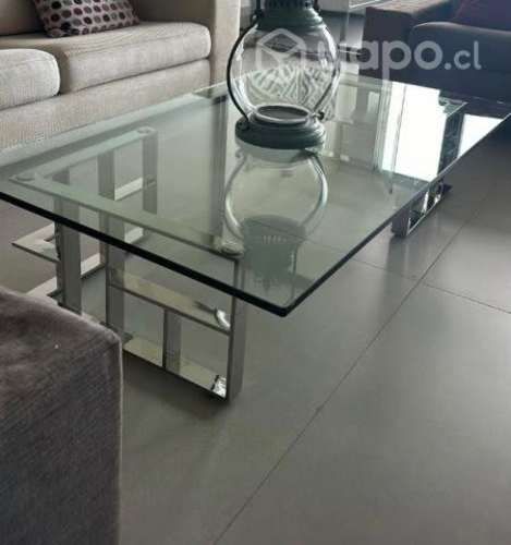 Mesa de centro de vidrio con base de aluminio.