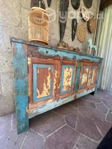 Buffet hecho de madera reciclada de bote