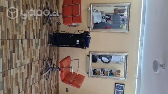 Sillón de peluquería más espejos y repisa