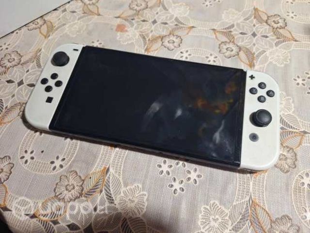 NINTENDO SWITCH OLED (1 año de uso) +MicroSD