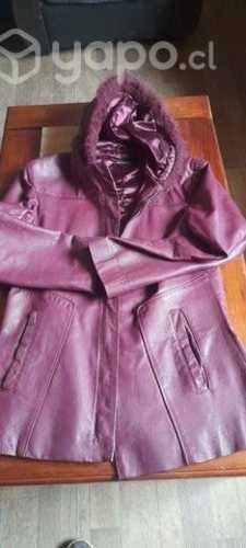 Hermosa chaqueta de eco cuero color burdeo talla M