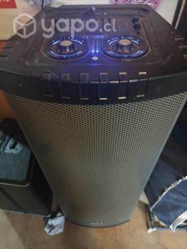 Celular y equipo de música