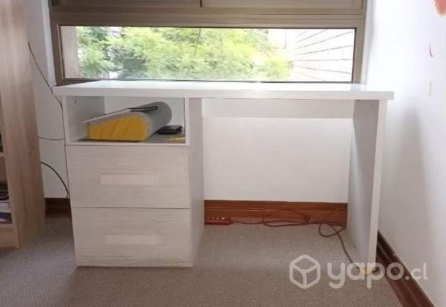 Escritorio blanco en buen estado