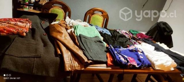 Fardos de ropa y zapatos